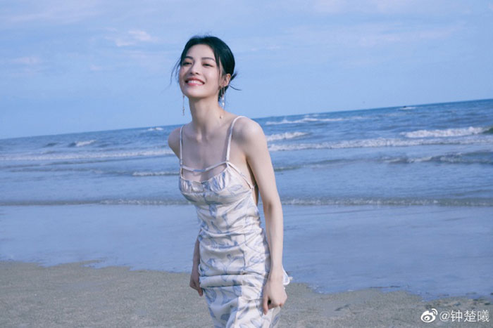 钟楚曦身穿蓝色印花吊带裙海边写真大片图片