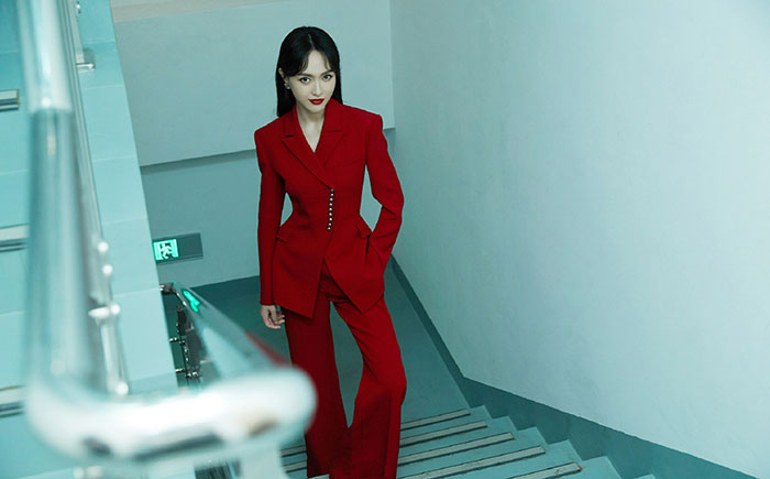 唐嫣穿红色西服套装写真  楼梯间凹造型秒变女霸总气场全开图片2