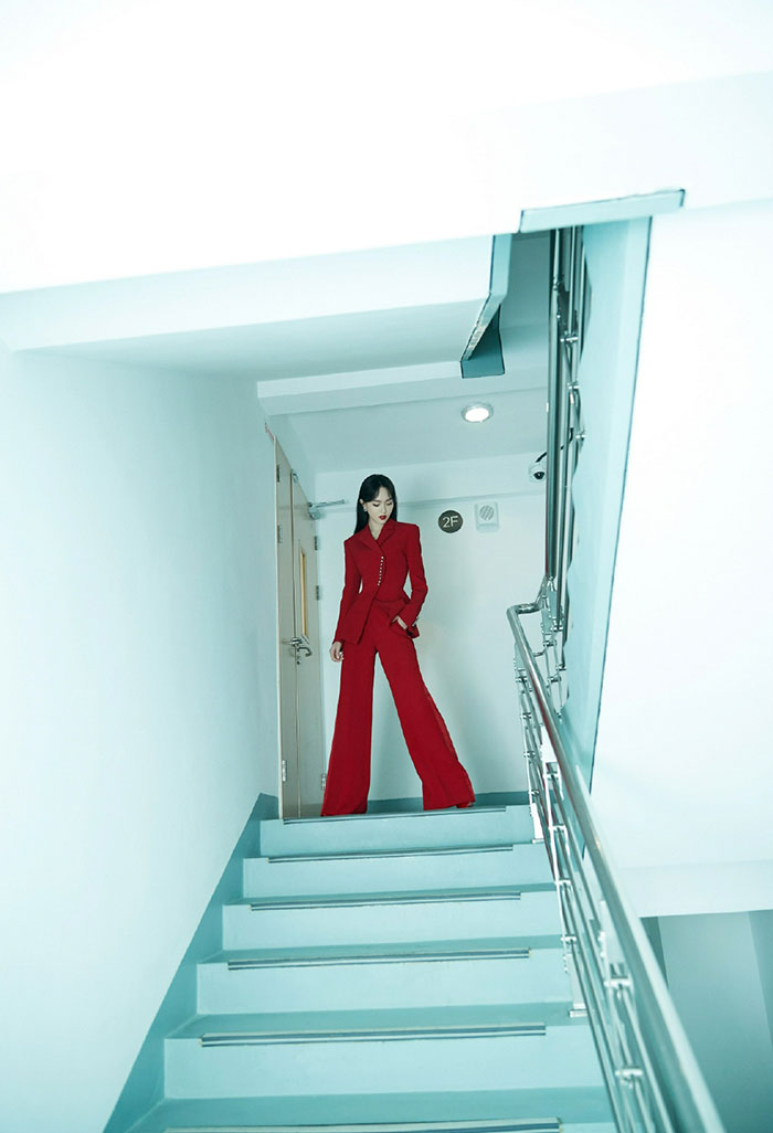 唐嫣穿红色西服套装写真  楼梯间凹造型秒变女霸总气场全开图片3