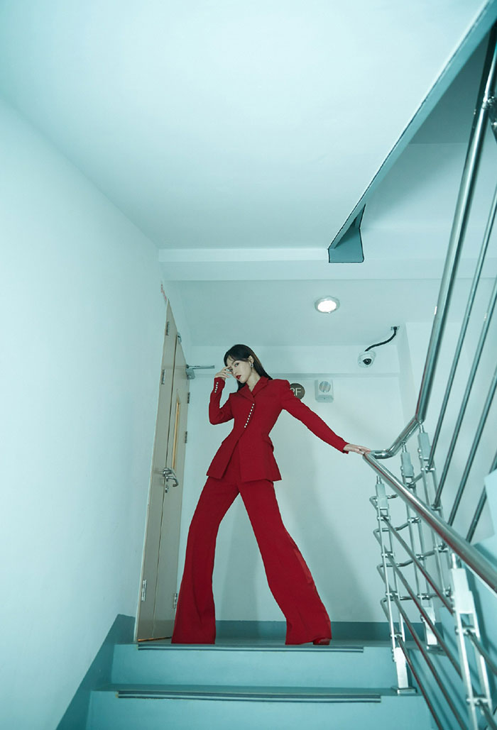 唐嫣穿红色西服套装写真  楼梯间凹造型秒变女霸总气场全开图片4
