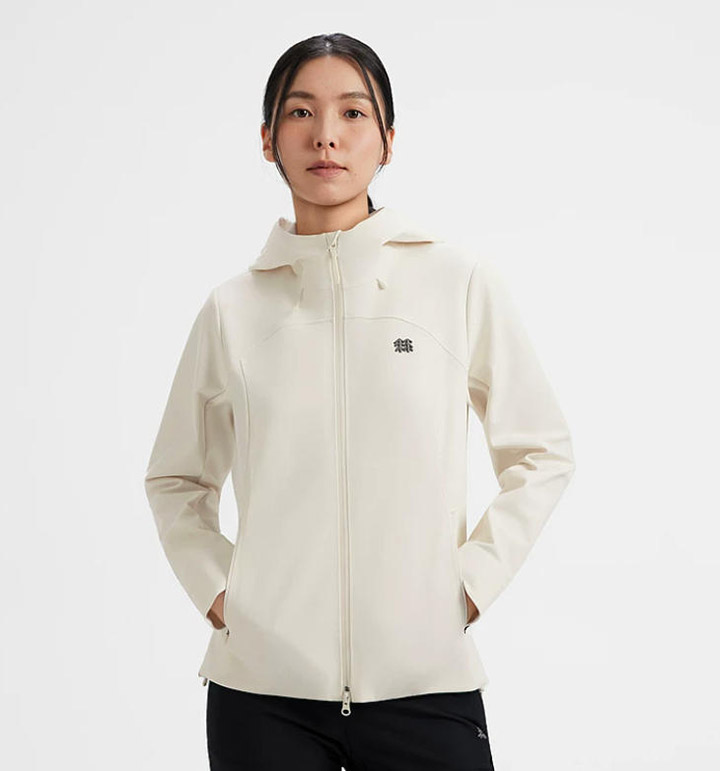 精英女性登山新选择！可隆2026全新女款风脊石墨烯软壳衣登场图片6