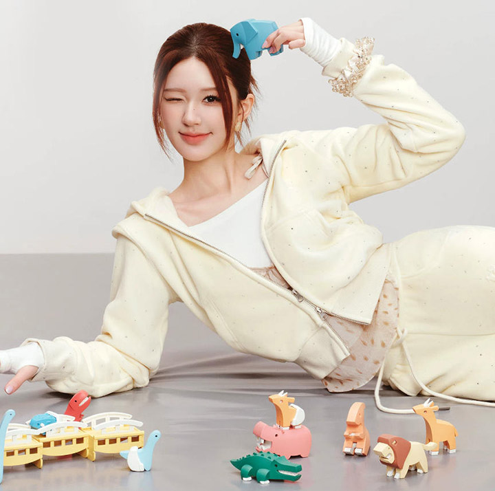 赵露思演绎F426 2026 A/W「LUCKYROOM」系列女装图片7