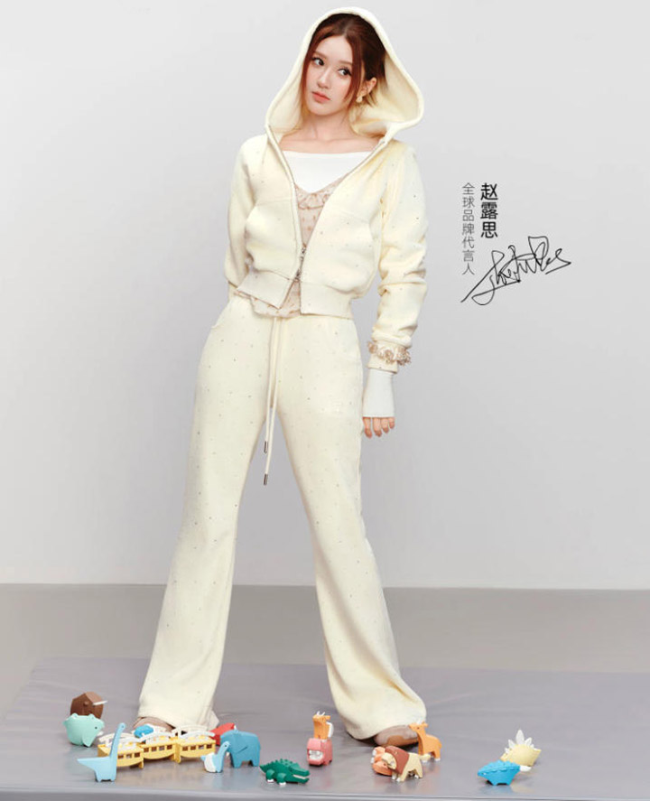 赵露思演绎F426 2026 A/W「LUCKYROOM」系列女装图片6