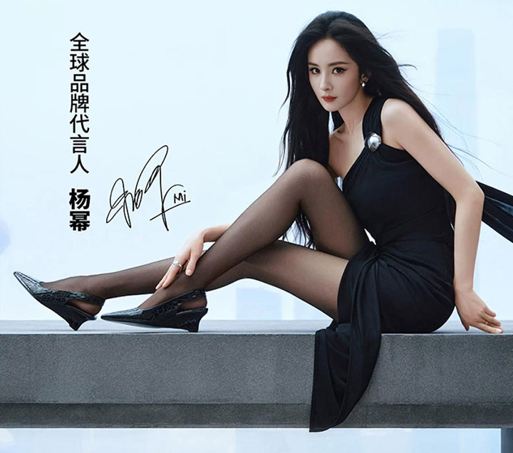 杨幂上脚STUART WEITZMAN全新时装凉鞋，优雅自在同行图片